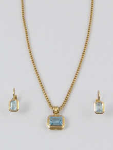 An aquamarine pendant set in yellow 14de25