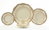  A Set of English Porcelain Dinnerware 152331