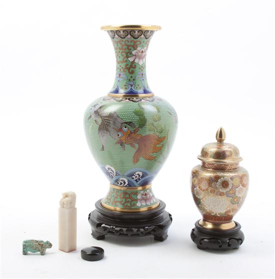  A Group of Decorative Articles 15401b