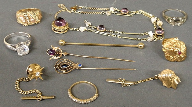 Grouping of gold jewelry to include  159096