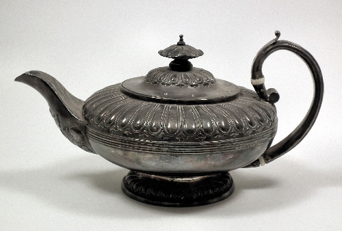 A George IV silver teapot with 15c21f