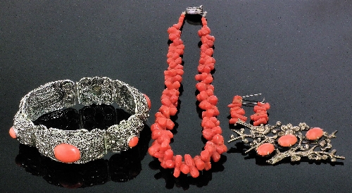A Chinese silver and coral bracelet 15ce36