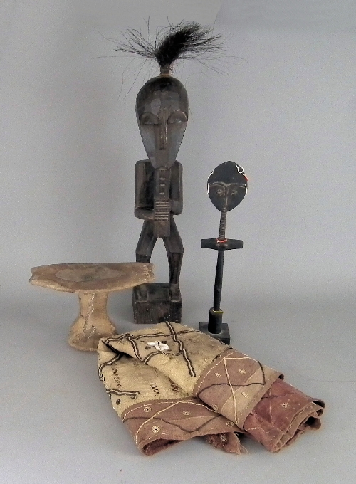 An African carved wood headrest 15d47e