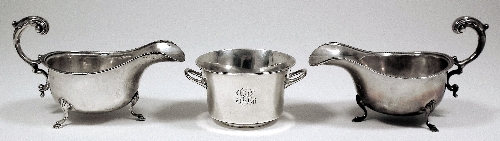 A George V silver sauce boat of 15d7ad