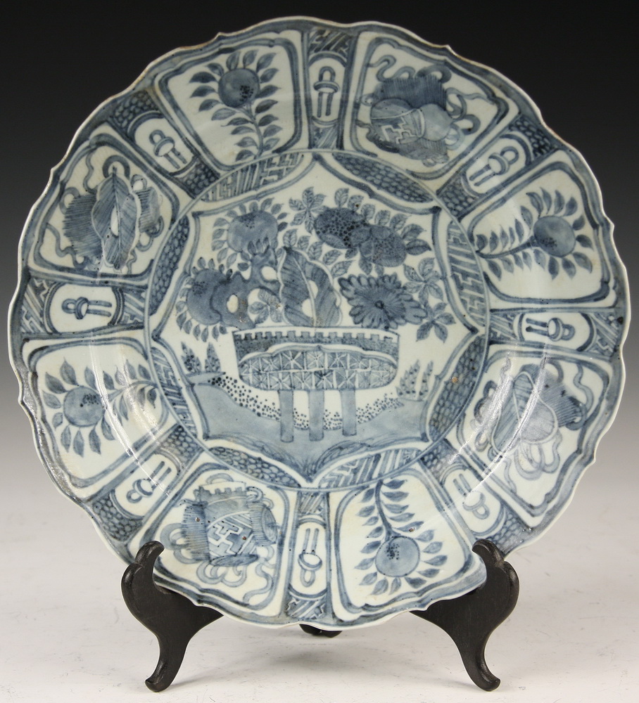 CHINESE BLUE AND WHITE DISH 18th 1618ac