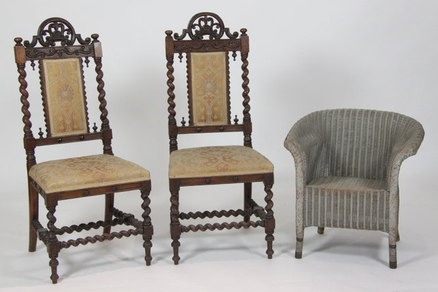 A pair of Edwardian oak hall chairs 16339e