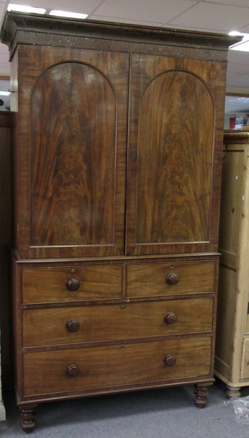 An early Victorian mahogany linen 164697