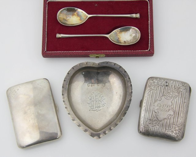 A heart shaped silver pin tray 164912