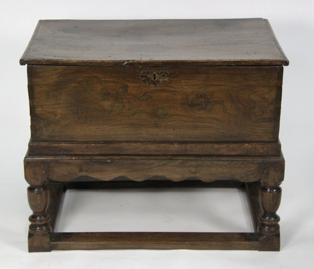 An elm box with hinged cover and 1688a9