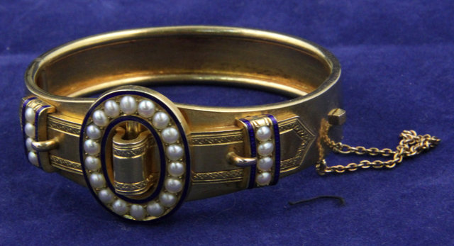 A 9ct gold bangle modelled as a 1689e2