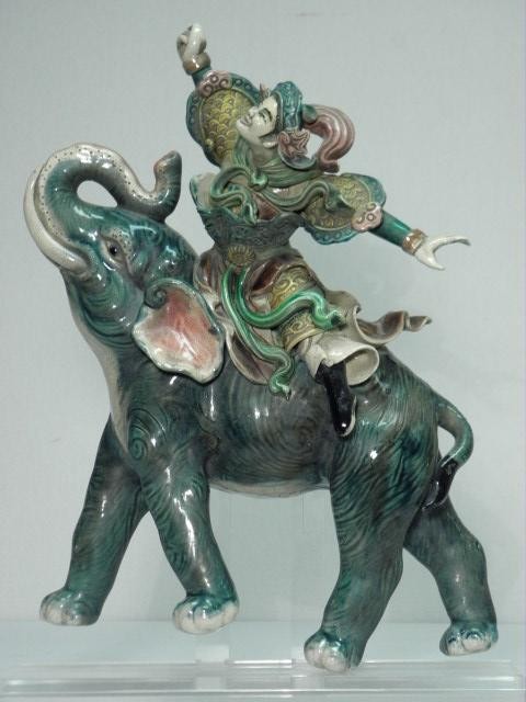 Chinese porcelain figural roof 169209