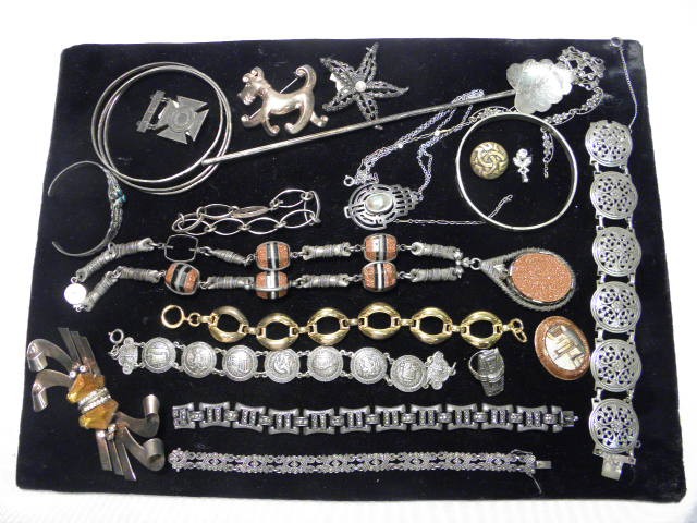 Assorted ladies costume jewelry  16b4d7