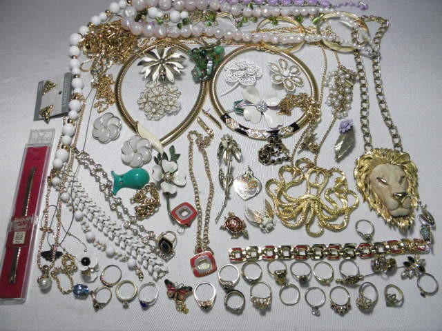 Tray lot of costume jewelry including 16b515