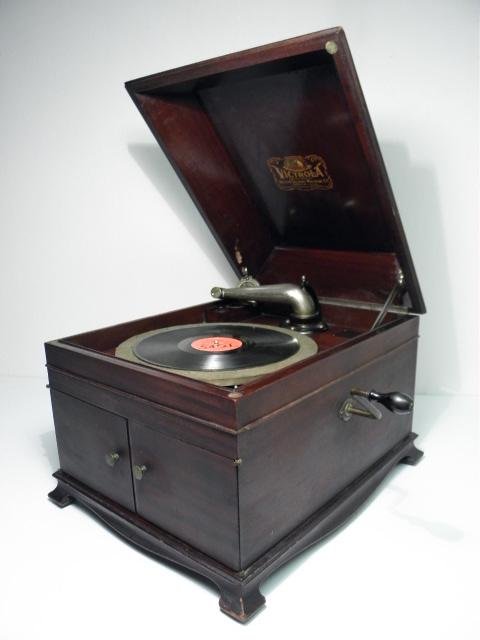 Victor Talking Machine Co. ''Victrola'' phonograph.