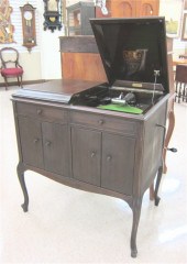 VICTROLA DISC LIFT-TOP CONSOLE PHONOGRAPH