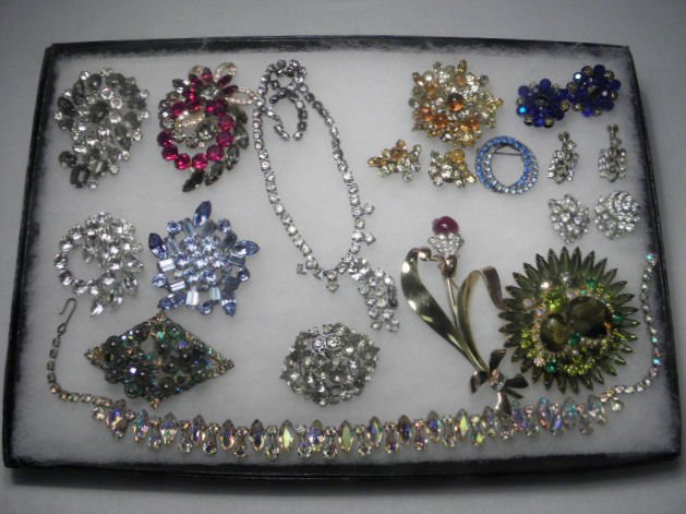 Vintage costume jewelry lot consisting 16bcf0