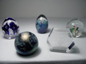 Lot of five assorted art glass 16bcff