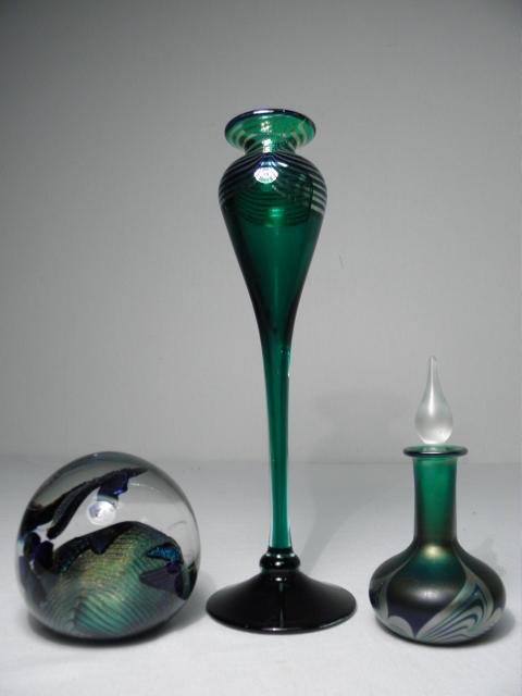 Three pieces of assorted art glass  16bd3c