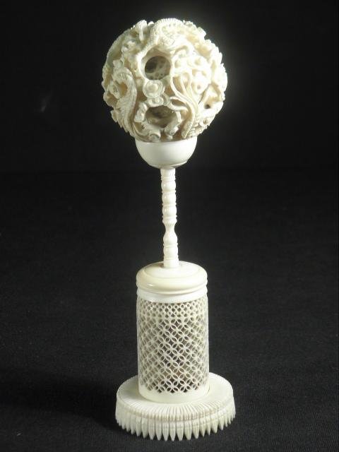 An intricately carved Chinese ivory 16c037