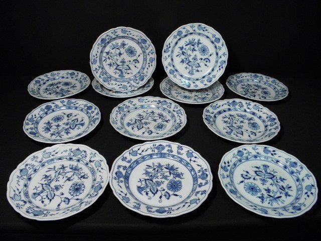 Lot of twelve Blue Onion porcelain 16c050