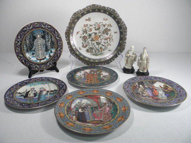 Lot of assorted decoratives. Includes a pair