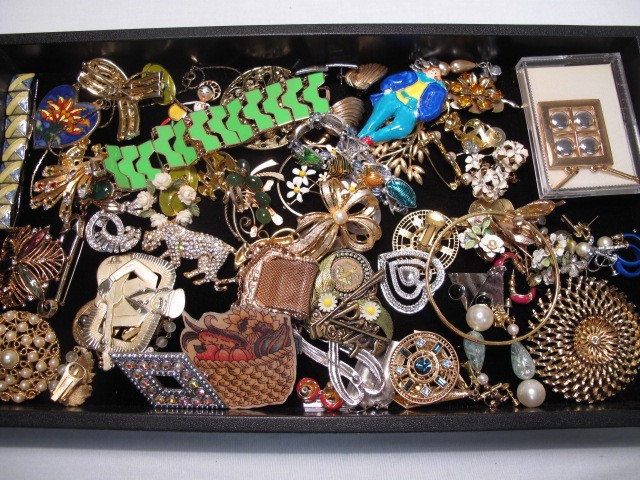 Tray lot of assorted costume jewelry  16c32a