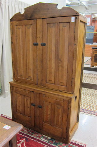 AN AMERICAN COUNTRY KITCHEN CUPBOARD 16f359