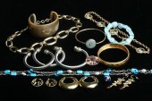 FIFTEEN PIECES ASSORTED COSTUME JEWELRY