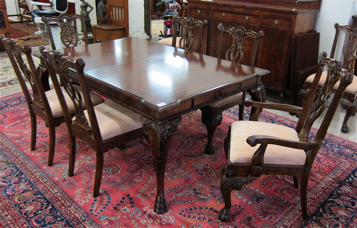 CHIPPENDALE STYLE MAHOGANY DINING