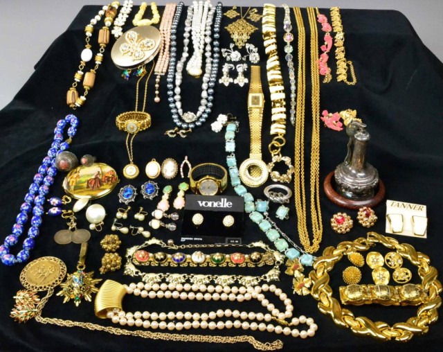 LOT OF MISC JEWELRY AND SILVERPLATED 1722d7
