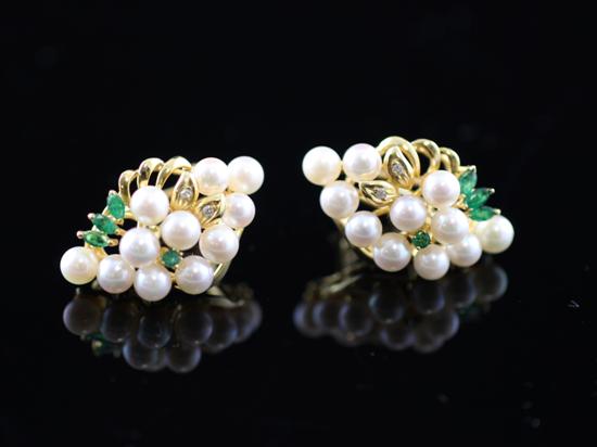 A pair of gold diamond emerald 170fa3