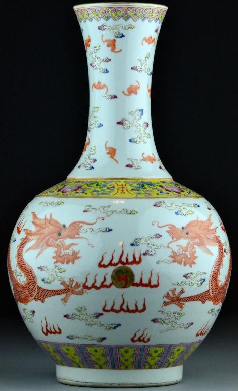 Chinese Famille Rose Dragon VaseFamille 17114d