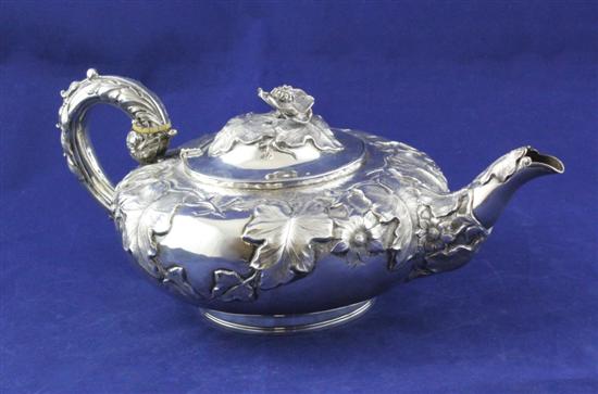 A George IV silver teapot of squat 1719a9