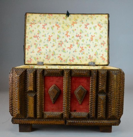 TRAMP ART CHEST WITH LINED INTERIOR 173507