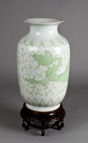 A Fine Chinese Qing Porcelain VaseA 173728