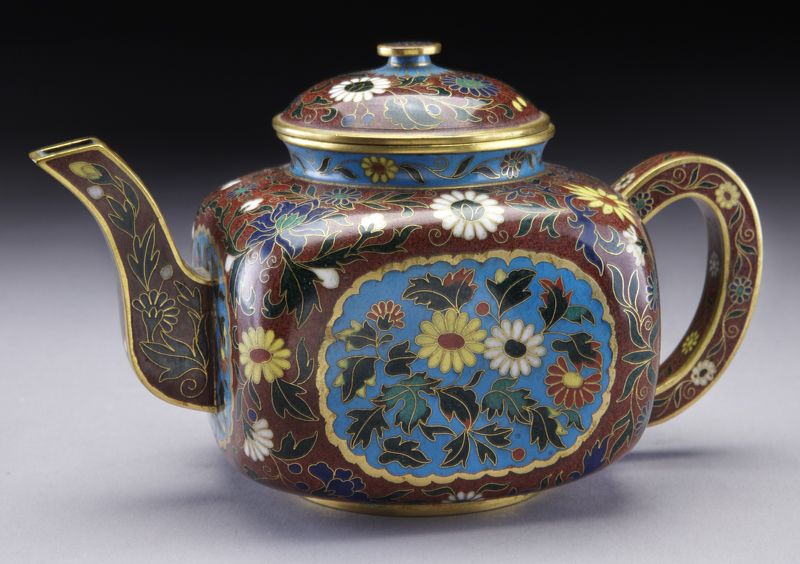Chinese cloisonne teapot depicting 173e8b