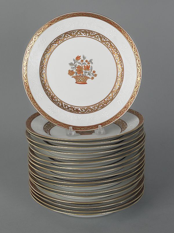 Eighteen Samson porcelain plates
