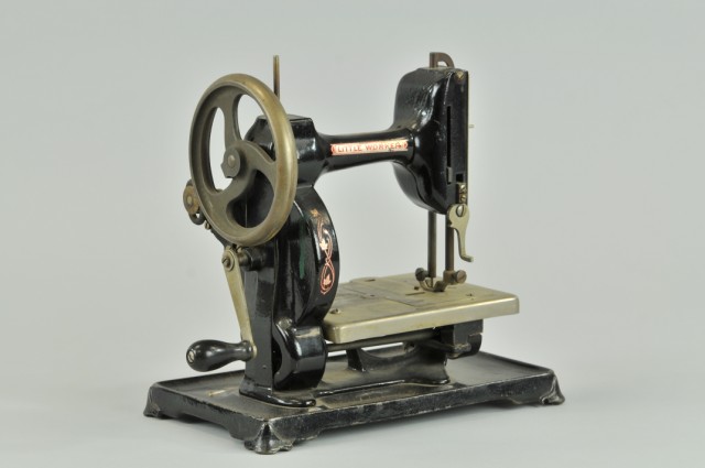 IVES ''LITTLE WORKER'' CHILD SEWING MACHINE
