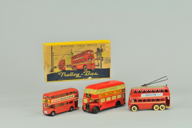 GROUPING OF SMALL DOUBLE DECKER 179506