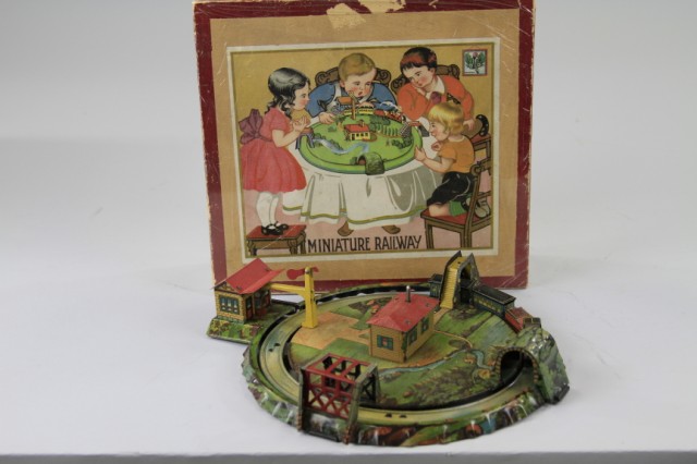 MINIATURE RAILWAY TABLE TOY Boxed 179fab