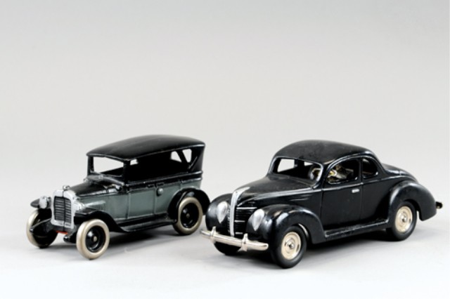 CONTEMPORARY 1939 FORD COUPE AND 17a595