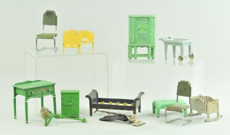 ASSORTED MINIATURE FURNITURE GROUPING 17a897