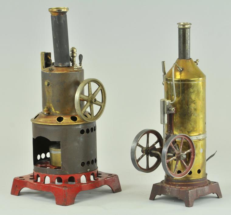 LOT OF TWO VERTICAL STEAM ENGINES 17aae2