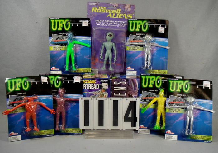 Lot of 9 alien space related toys  3d152