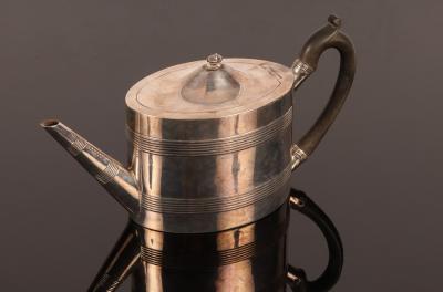 A George III oval silver teapot  2795f9
