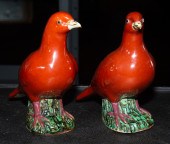 A PAIR OF CHINESE EXPORT PORCELAIN PIGEONS
