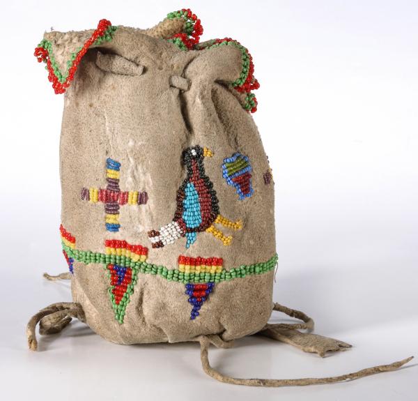 AN PICTORIAL BEADED POUCH ATTRIBUTED 28e084
