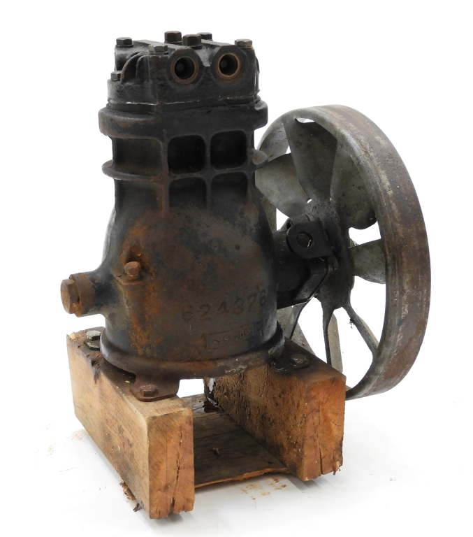 UPRIGHT FLY WHEEL STEAM ENGINE 299d38