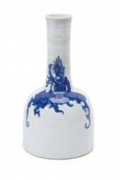CHINESE BLUE AND WHITE MALLET VASE Chinese