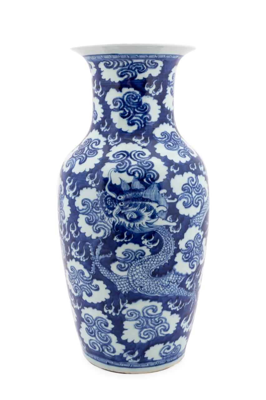 CHINESE BLUE AND WHITE DRAGON BALUSTER 29f739